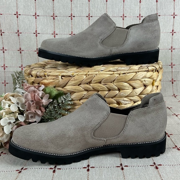 Blondo “Robin” Waterproof Beige Suede Flats Women’s Size 6 NWOT B6735 MSH - Picture 6 of 11